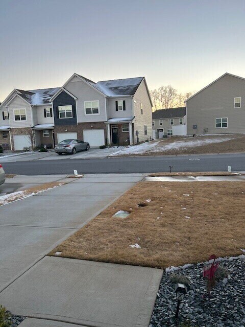 Building Photo - Beautiful 3 bedroom townhome with backyard space in Pendleton