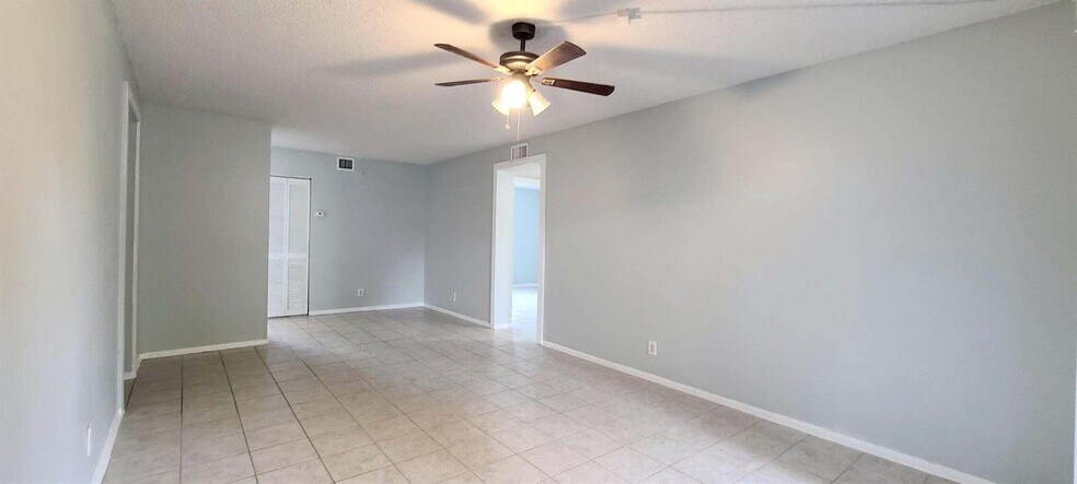 Building Photo - 701 Gardens Dr