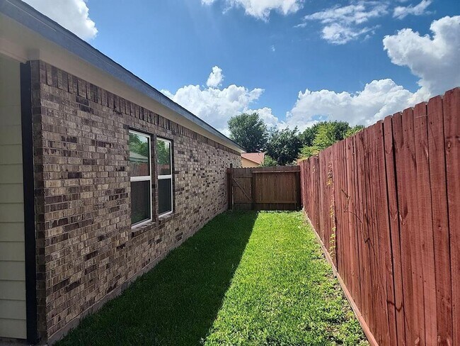 Building Photo - 2150 Mosher Ln