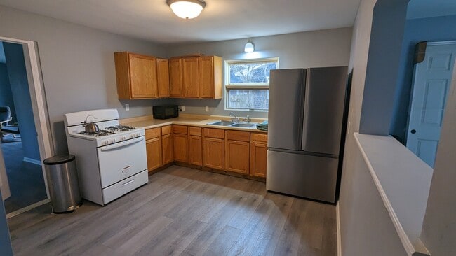 Building Photo - 616 White Oak Dr