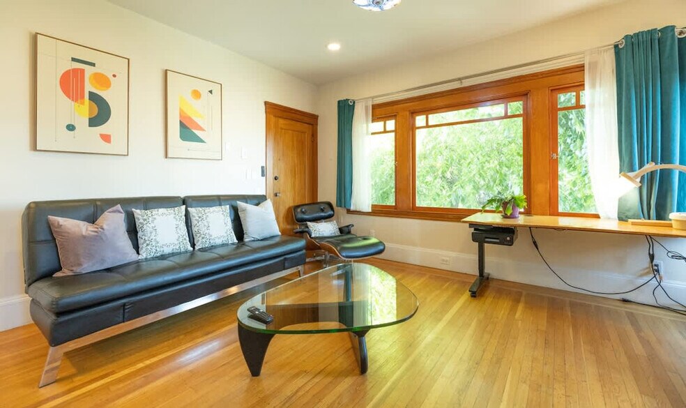 Primary Photo - 3148 College Ave