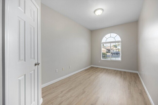Building Photo - Madison Grove Cutie!