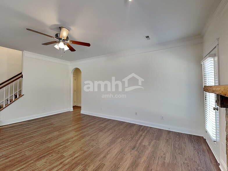 Building Photo - 8100 Lynwood Square