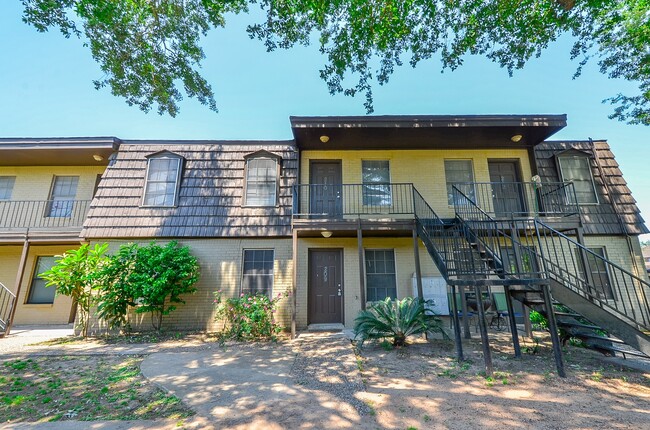 Building Photo - 1526 East Ave
