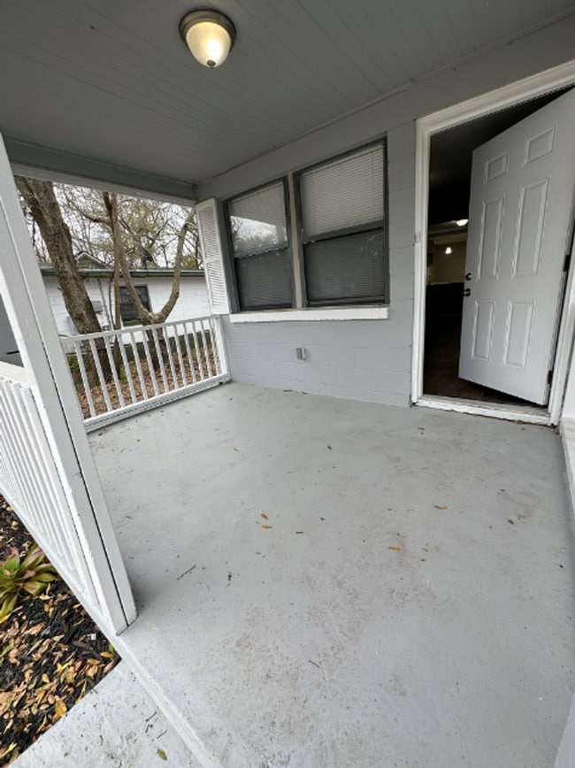 Building Photo - Renovated** Move in Ready** 3/2 Single Family home : Available Now!