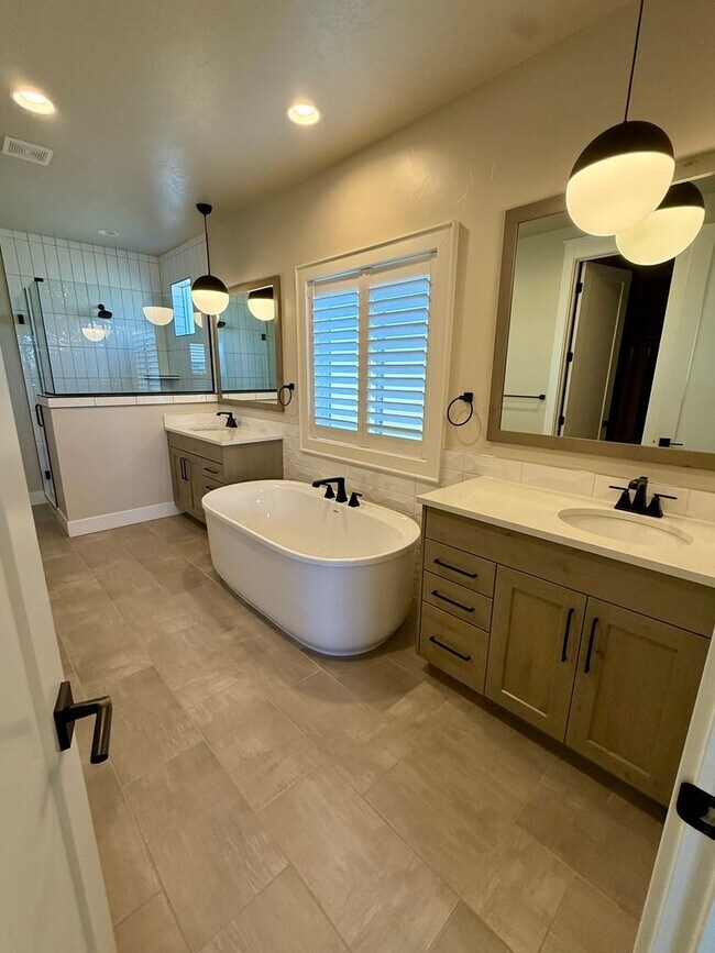 Building Photo - Welcome to this stunning 5-bedroom, 3.5-ba...