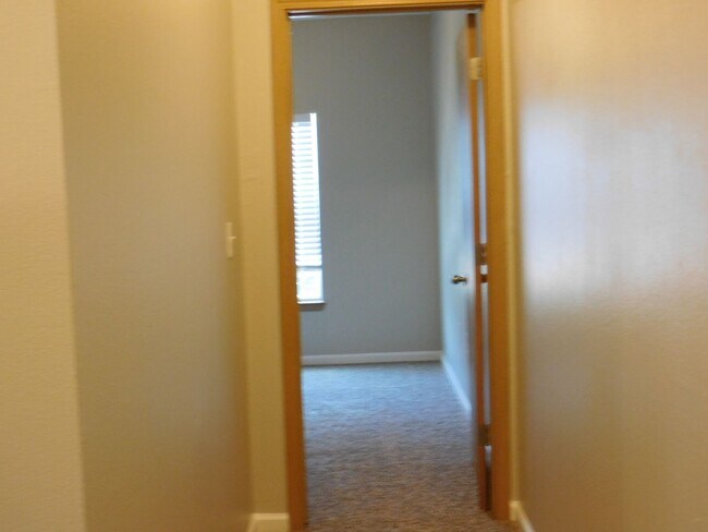 Building Photo - 1000 Diamond Dr