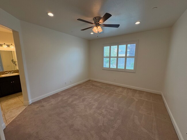 Building Photo - 3 Bedroom Home located NW Visalia!