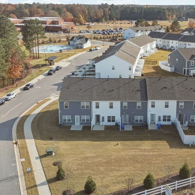 Building Photo - 153 Leo St