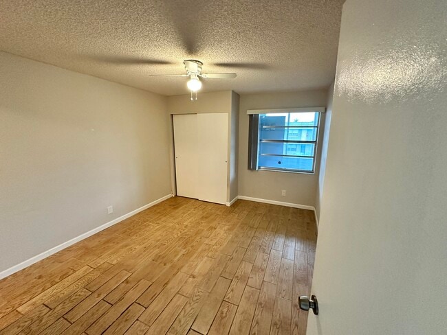Building Photo - 811 Flanders Q