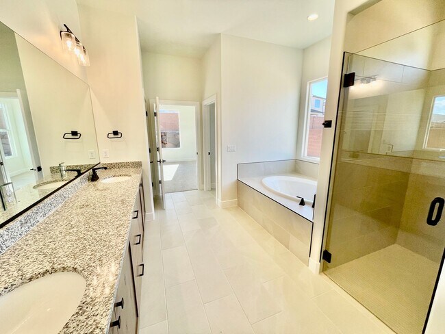 Building Photo - BRAND NEW Three Bedroom Home in Desert Cliffs