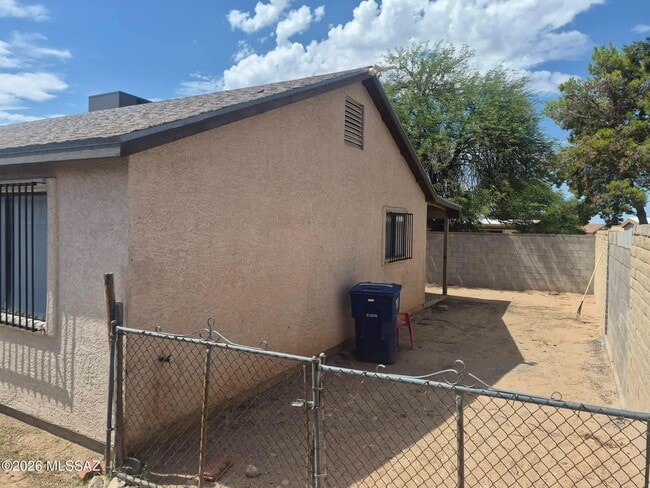 Building Photo - 113 W Corona Rd