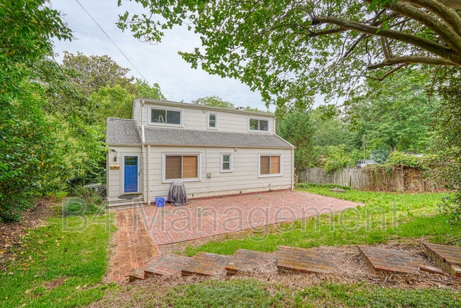 Building Photo - 925 Brentwood Dr