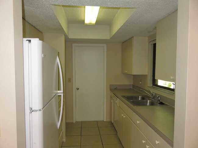 Building Photo - Open and bright 2/2 with garage