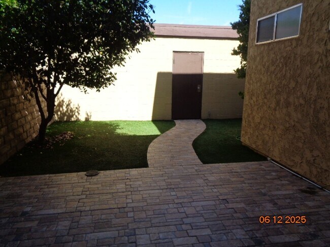 Building Photo - Single Story Condo in Park Somerset complex