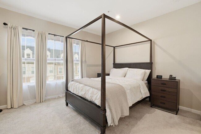 Building Photo - Stunning 3BR Townhome with Roof Deck in Reserves at Dakota Crossing!