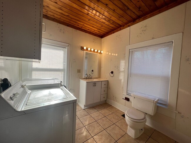 Building Photo - AVAILABLE TO SHOW!!!