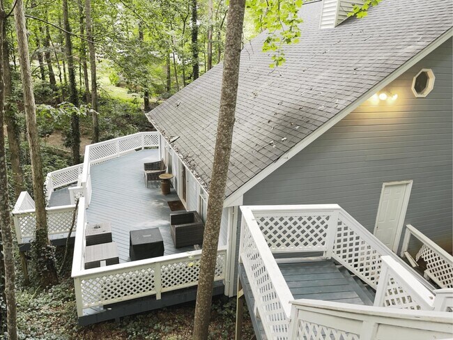Building Photo - 4049 Skyline Dr