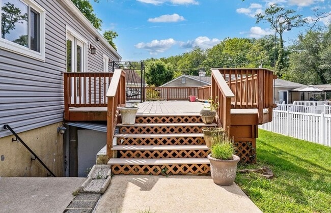 Building Photo - Charming 5 Bedroom/3 Bathroom Home with Large Finished Basement in Catonsville, MD!