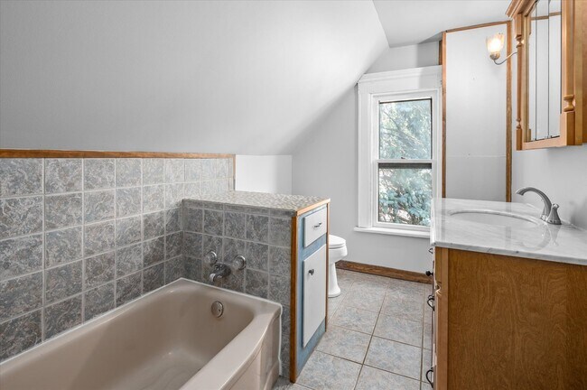 Building Photo - 145 Maple St