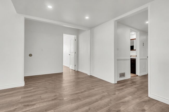 Building Photo - 1621 W 122nd St