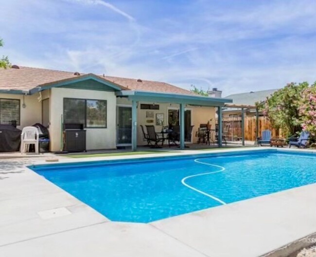 Building Photo - NORTHWEST POOL HOME AVAILABLE NOW!!