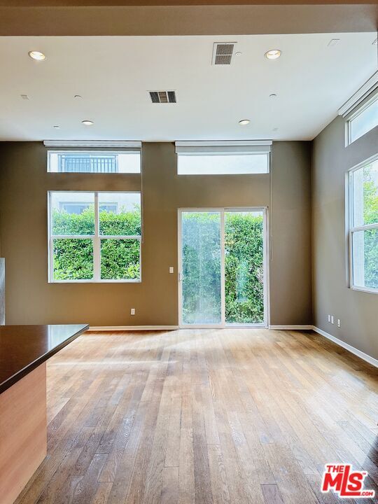 Building Photo - 6581 S Seabluff Dr