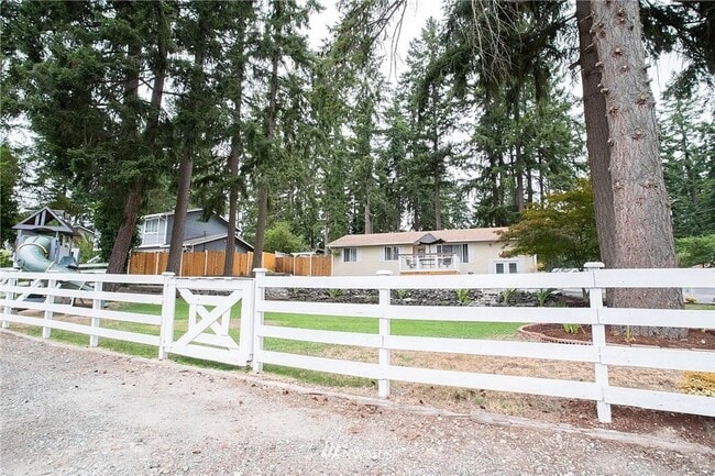 Building Photo - 3 Bed 2 Bath Graham Home w/ Beautiful Kitc...