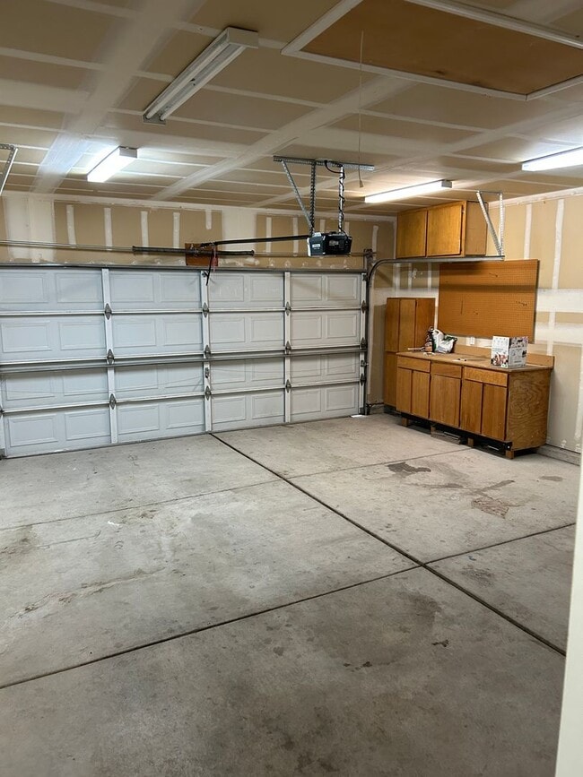 Building Photo - **READY FOR MOVE IN** Single Story Home in...