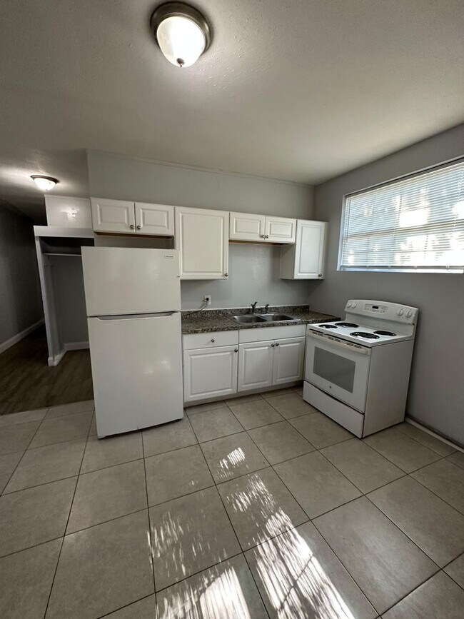 Building Photo - Fully Renovated 2/1-Single Family  Available for Immediate Rent!