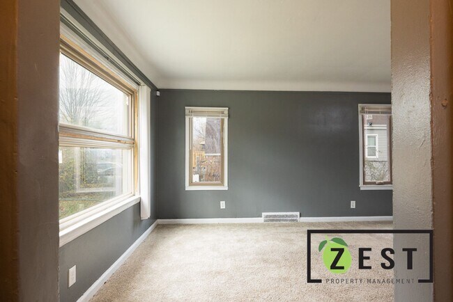 Building Photo - Beautiful 3 bedroom 1 Bath OPEN HOUSE 11/26 2PM-2:30PM