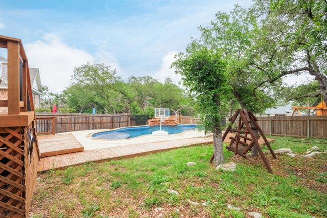 Building Photo - Spacious 2 Story 5 Bedroom , 4 full bathrooms located in Stone Oak!