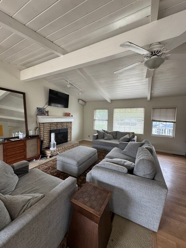 Building Photo - Beautiful 3 bedroom West Side Home!