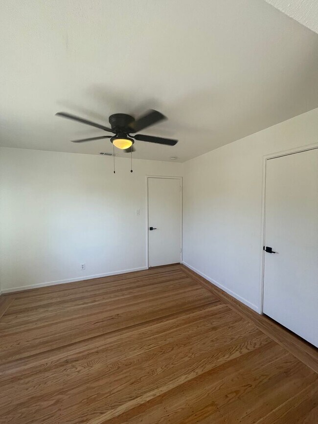 Building Photo - AVAILABLE NOW! 3 BEDROOM/2 BATH IN FAIRFIELD