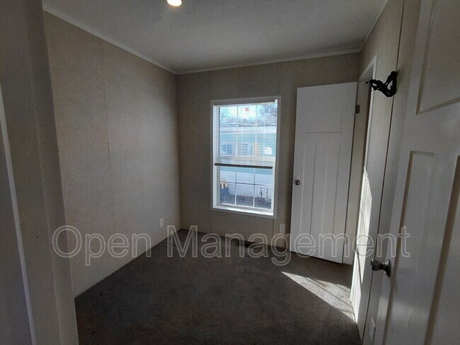 Building Photo - 301 Mantle Ave