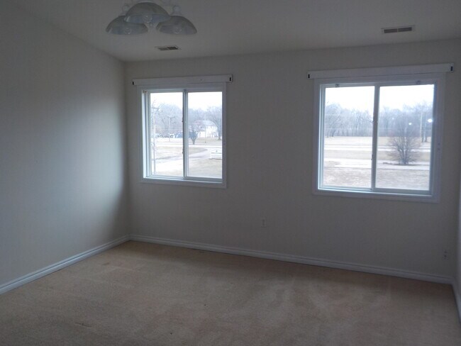 Building Photo - 11 Fuller Cir