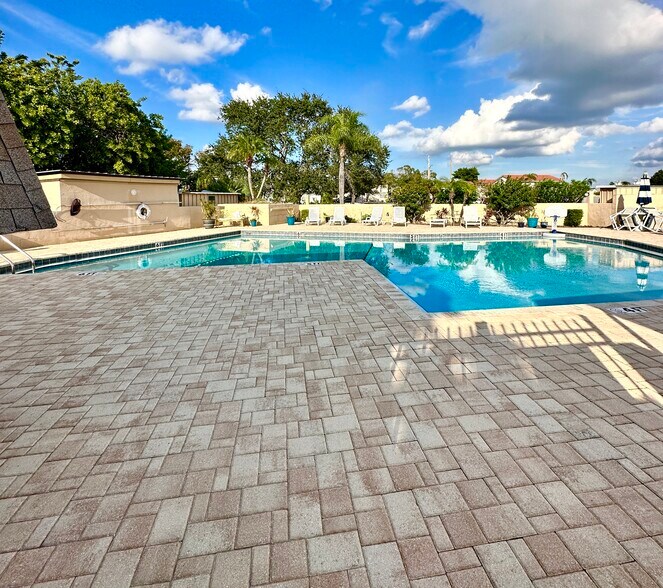 Building Photo - 960 Apollo Beach Blvd