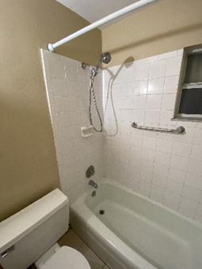 Building Photo - Excellent 2/1 Duplex in Desirable Area