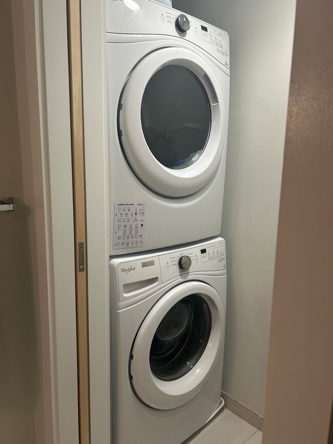 Building Photo - Gorgeous Fully Furnished 2BR/1BA Condo Ava...