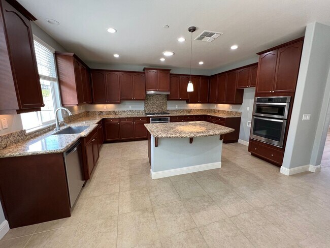 Building Photo - Desirable and Spacious 5-Bedroom Home in Empire Ranch!