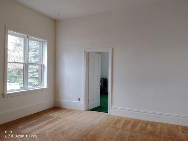 Building Photo - Historic Home On Large 1 Acre Property