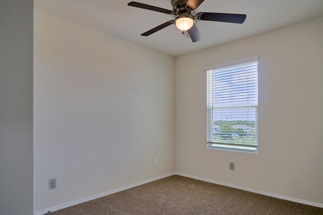 Building Photo - Hunters Ranch Beauty! 3 Bedroom 2 1/2 Bath...