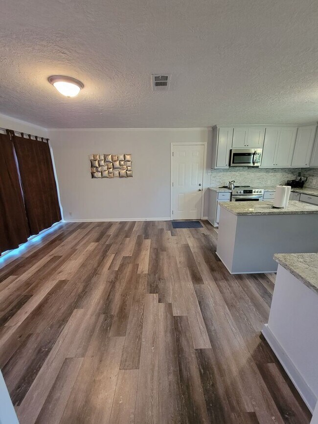 Building Photo - Bryan - 3 bed/ 2 bath / 2 car garage house with fenced back yard, near Texas A&M