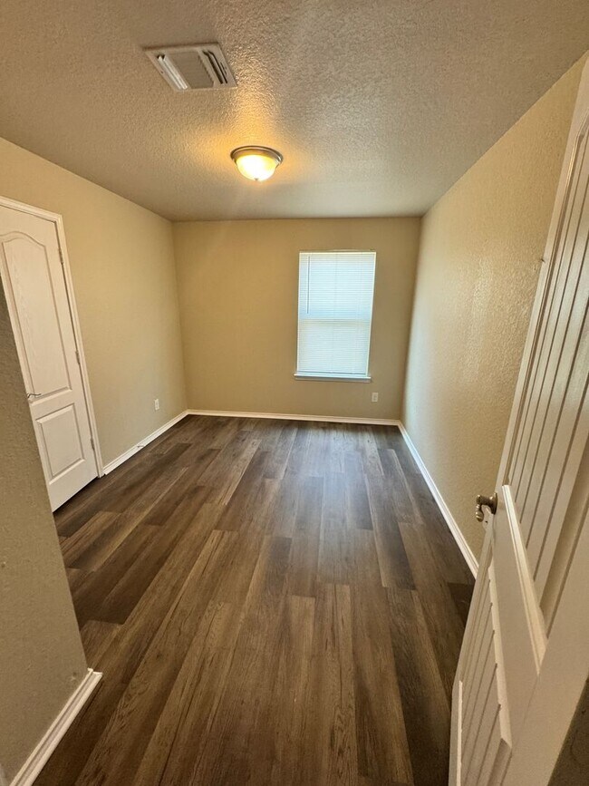 Building Photo - Ready for Move In! Spacious 4 bedroom 3 ba...