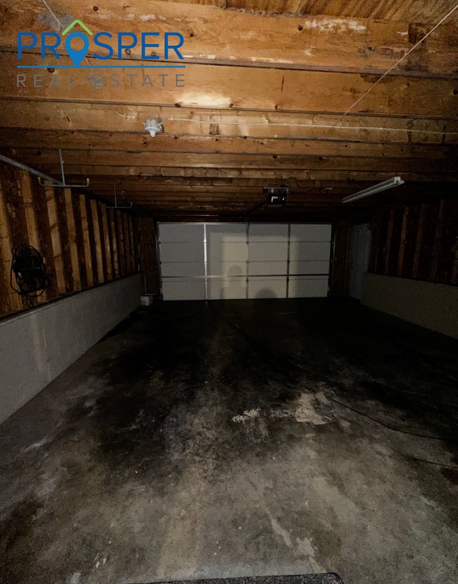 Building Photo - 3 Bedroom Farmstyle House with 3 acres!