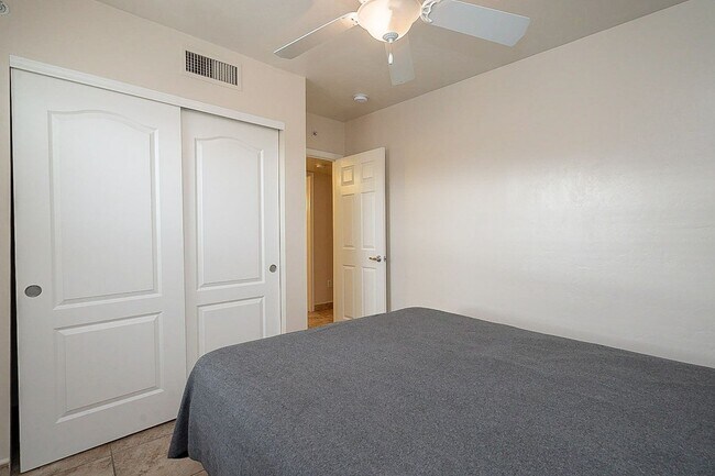 Building Photo - 928 E 6th St