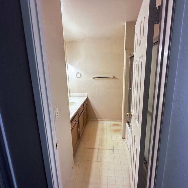Building Photo - Must See! 2-bedroom, 2-bath single-story c...