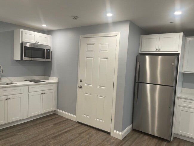 Building Photo - 129 Pleasant St