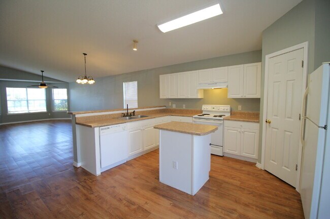 Building Photo - Southwest Pensacola 3BR Home Near NAS Pensacola & Perdido Key with Vaulted Ceilings, Island Kitch...