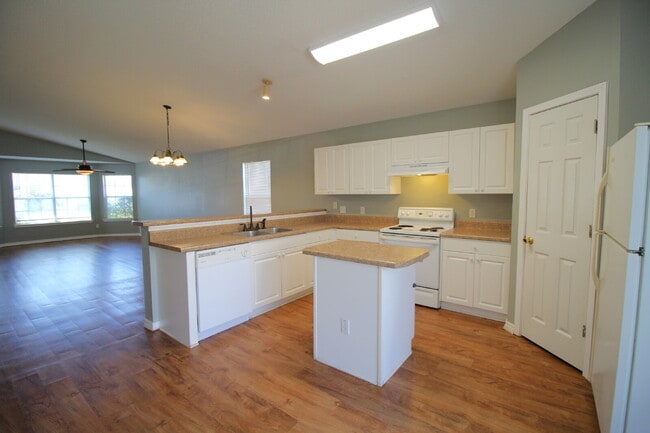 Building Photo - Spacious 3 Bedroom, 2 Bath Brick Home in Southwest Pensacola Near NAS & Beaches